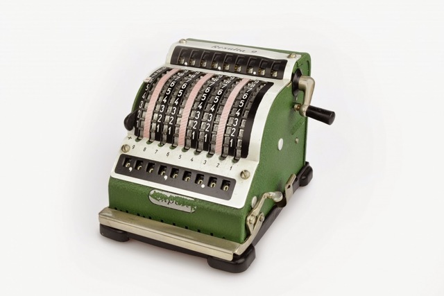 PRIMERA CALCULADORA MECÁNICA