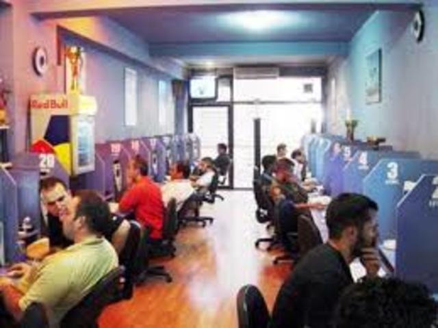 В Москве и Санкт-Петербурге открылись первые Internet-кафе