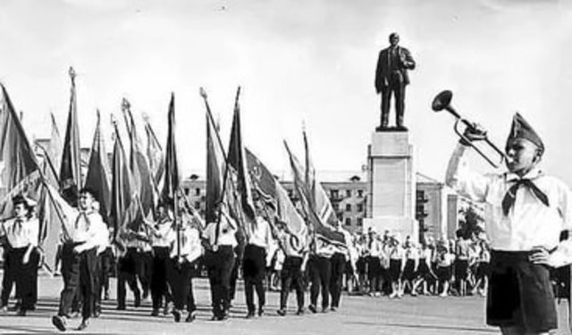 Парад юных пионеров