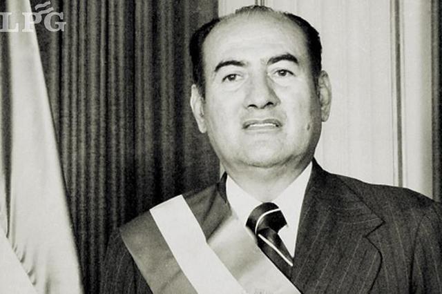 Asume a la presidencia Carlos Humberto Romero.