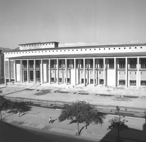 Traspaso de la escuela a la universidad de Chile.