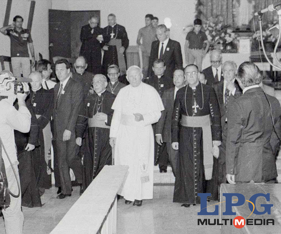El Papa Juan Pablo II visita a El Salvador