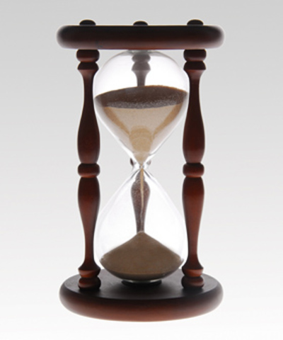 es un instrumento mecánico que sirve para medir un determinado transcurso de tiempo. Tiene dos bulbos de vidrio conectados permitiendo un flujo regulado de material,