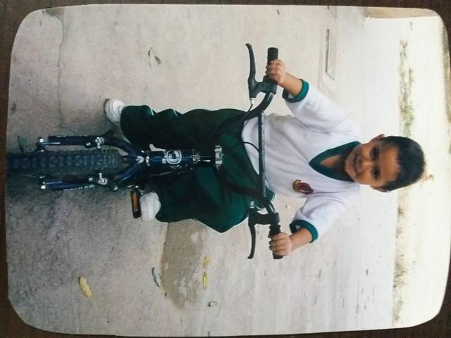 manejando la bici alos 4 años