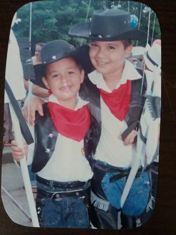 En la cabalgata con mi hermano alos 9 años