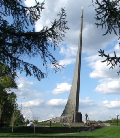 в Москве был сооружен 99-метровый обелиск «Покорителям космоса»