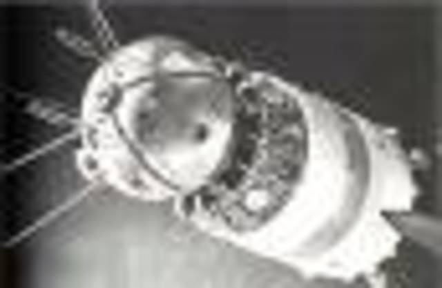 Советский Союз вывел на орбиту Земли космический корабль-спутник `Восток`. Был совершен первый полет человека в космос. Его совершил Юрий Алексеевич Гагарин