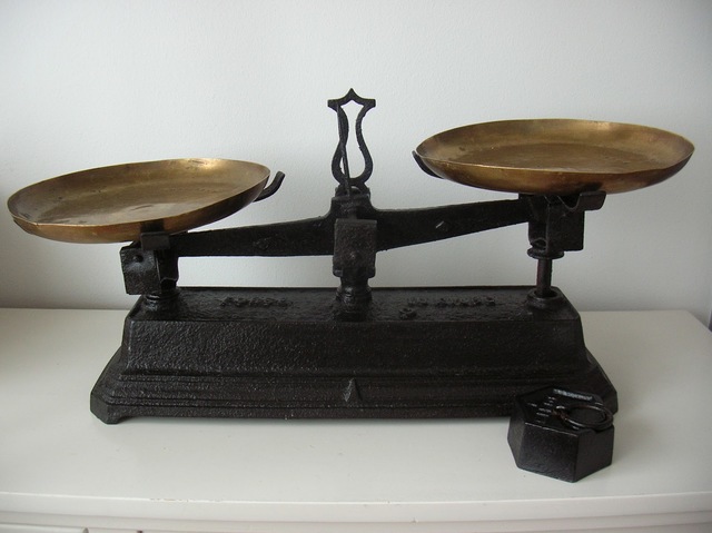 El Hombre Empezo a pesar las cosas.