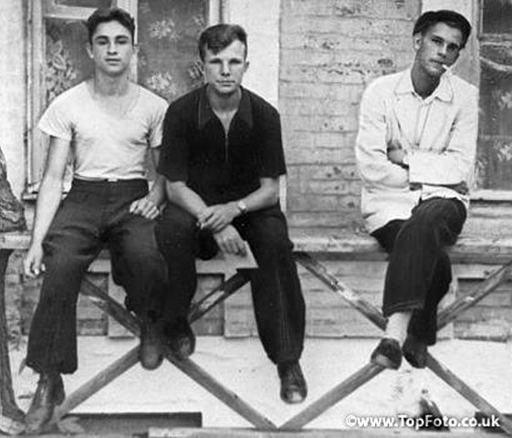 Окончил школу, поступление в аэроклуб