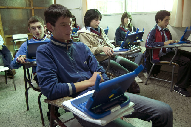 Se entregan computadoras a alumnos de ciclo básico, secundaria y utu