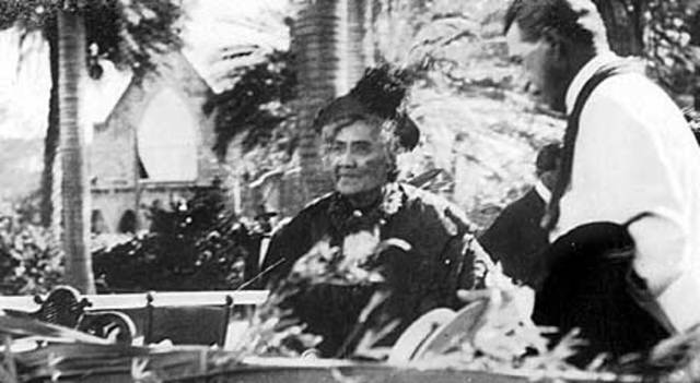 Queen Lili‘uokalani dies.