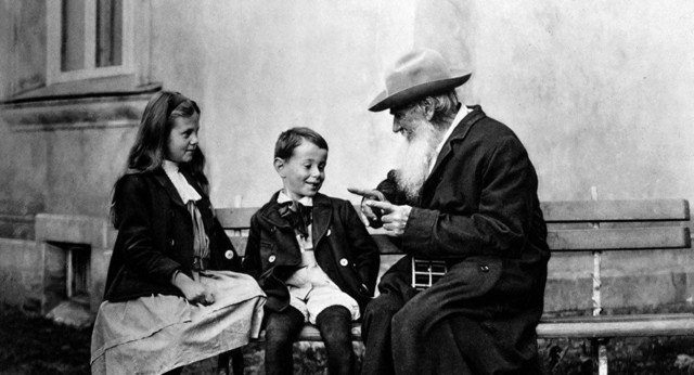 León Tolstoi - Primer precursor