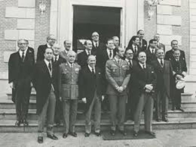 Crisis parcial del gobierno con salida de los aperturistas.