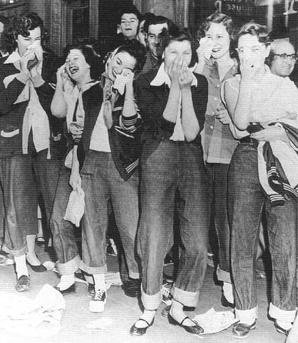 1ª Generación, El enfoque caritativo - asistencial