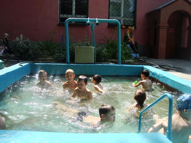 2011 год отремонтировано покрытие бассейна, дети принимают водные процедуры