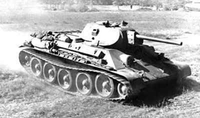 Modelo de tanque T-34 (tanque medio) empieza su producción en serie