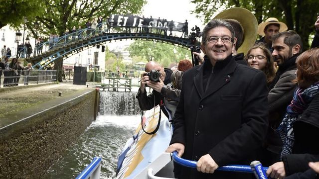 Rassemblement sur une péniche
