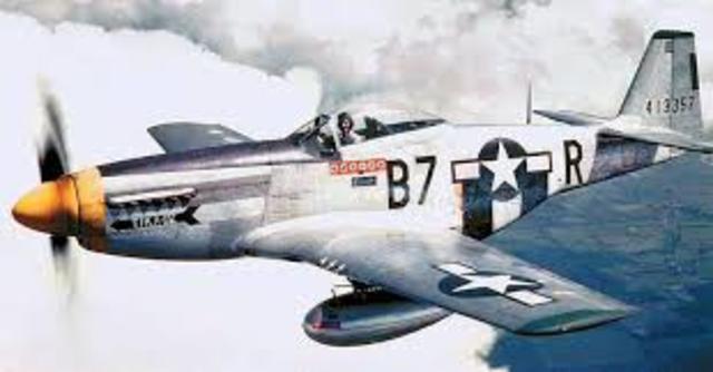 P-51 Mustang entra en servicio