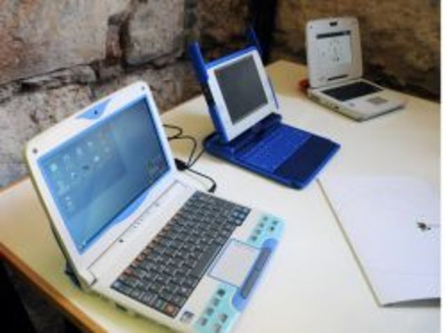 Entrega de computadoras a enseñanza media