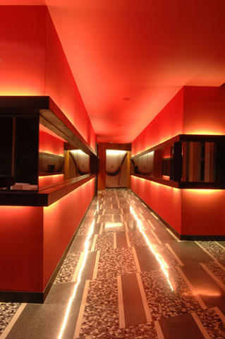 cornelia ancillam, nomine Syram, per villam observat.