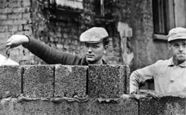 Berlin Wall goes up