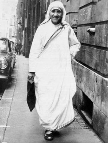 Mother Teresa traveled to Calcutta, India