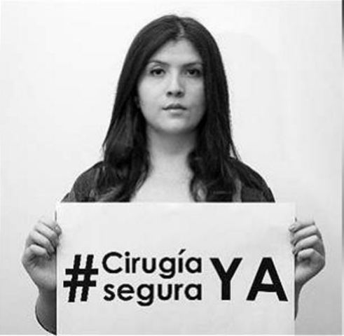 El relato de la periodista que denuncia a cirujano por una mamoplastia