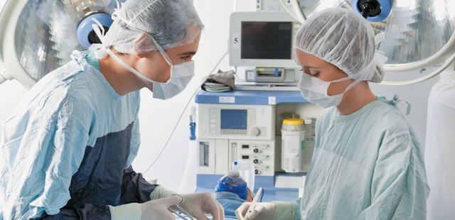 En libertad médico que falsificó títulos de cirujano plástico