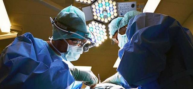 Imputarán cargos a funcionaria de Mineducación por falsos títulos de cirugía plástica