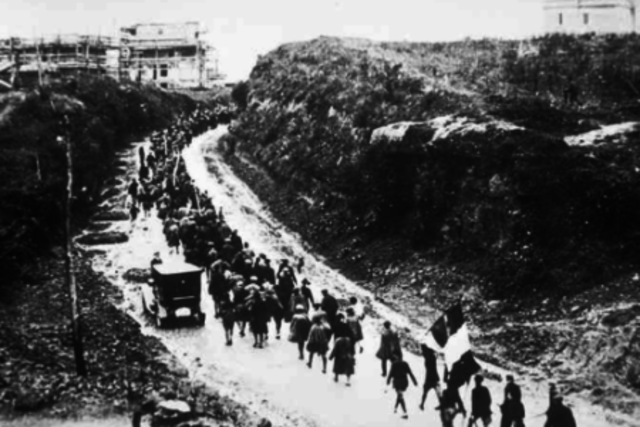 mussolini began to change Italy into a dictatorship