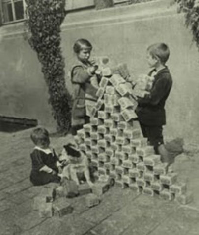 Germany suffer a hyperinflation