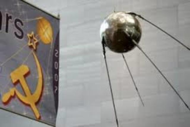 La URSS lanza el Sputnik I al espacio, el primer satélite artificial