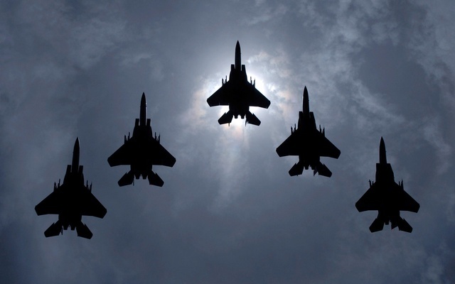 One night, Ellie suddenly woke up and noticed six jets flying across the sky. The next morning, they discussed it, and Robyn said she saw more aircraft flying away.