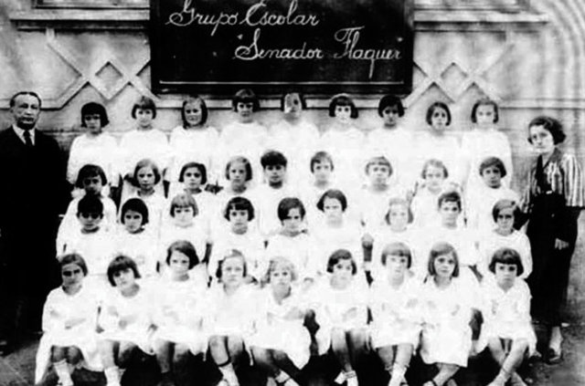 A reforma paulista propõe os grupos escolares, com a divisão dos alunos em séries.