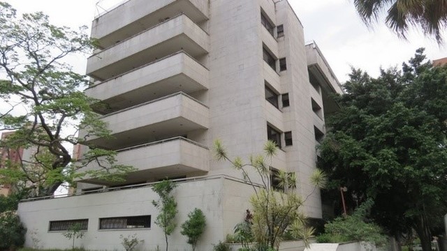 Pablo llegó en la noche al edificio Mónaco