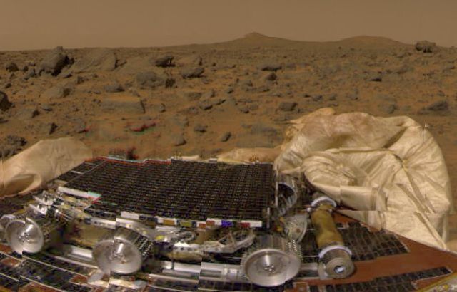 U.S. spacecraft "Pathfinder" lands on Mars