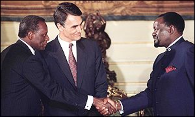 Dos Santos and Savimbi sign peace agreement