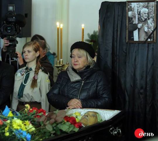 Почесна варта біля труни Євгена Сверстюка