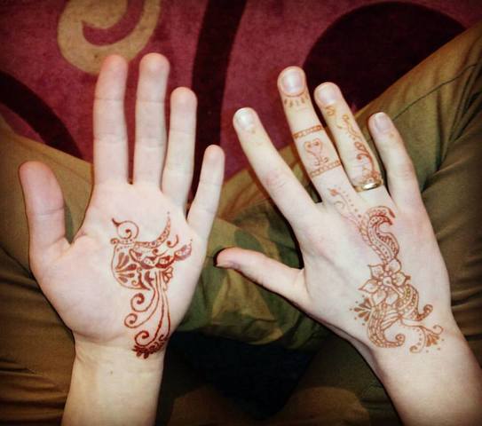 Помалювали руки