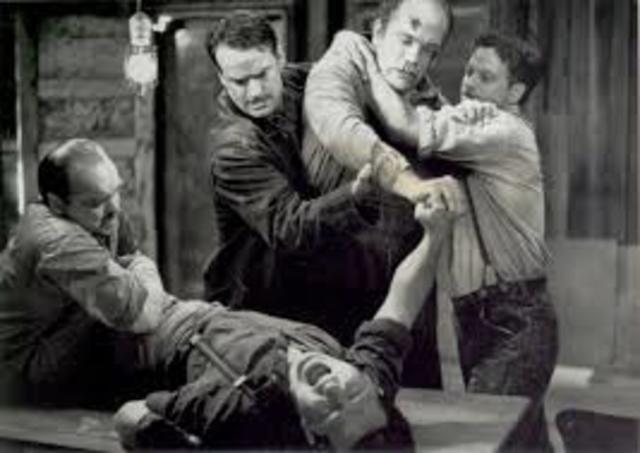 Lennie Breaks Curly's hand