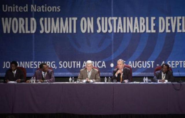 Cumbre de Johannesburgo. Se habla de la educación como medio para lograr un desarrollo sustentable. Hubo pocos avances en los compromisos.