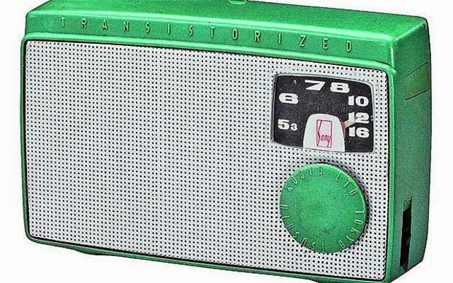 SONY lanza al mercado el primer receptor de radio totalmente transistorizado el TR-55