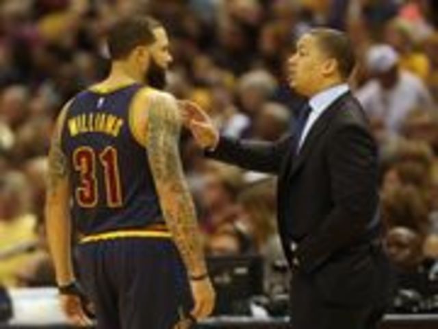 NBA: cavilers show championship medal