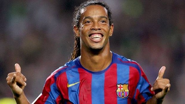 Ronaldinho signs with Barcelona