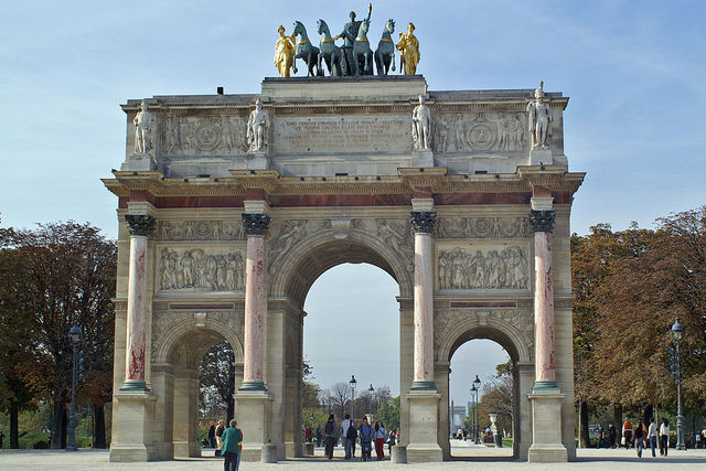 Pierre FONTAINE i Charles PERCIER, Łuk triumfalny na Place du Carrousel w Paryżu (1806-1808)