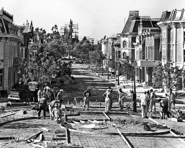 Empieza la Construcción de Disneylandia