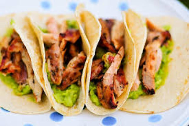 COMER TACOS DE POLLO