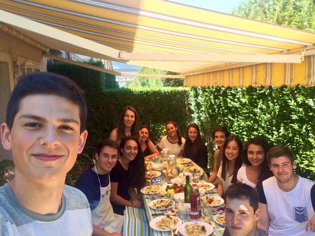 21:00 cenar con los amigos