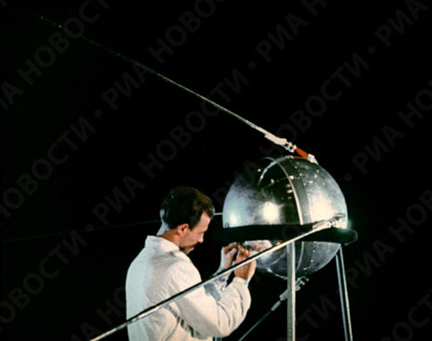 La URSS lanza el primer satélite artificial al espacio llamado Sputnik.