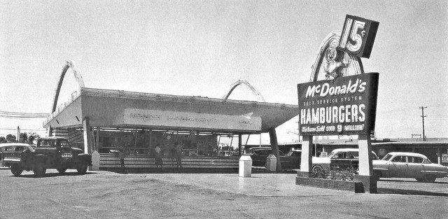 Se crean los "Arcos Dorados"